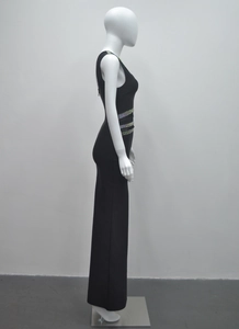 Détail latéral de la robe bandage noire avec des ornements scintillants en strass