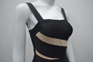 Détail du tissu en maille côtelée épaisse et des rayures beige sur la robe bandage