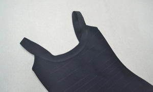 Dettaglio di un abito a fascia nero con scollo a U e trama del tessuto a coste fitte