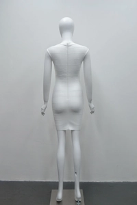 Vue détaillée du dos d'une robe moulante bandage blanche avec fermeture à glissière