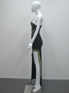 Détail de la robe bandage noire asymétrique avec rayures strass et fente latérale haute