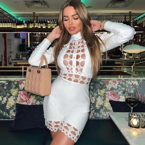 Détails d'un combishort en dentelle blanche avec boutons perles et découpures