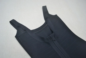 Dettaglio dell'abito bandage nero con spalline larghe, scollo a U e cerniera invisibile