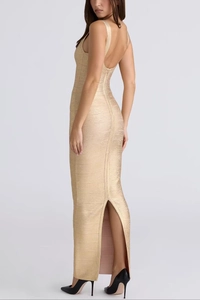 Détail du dos d'une robe de soirée bandage dorée avec dos nu et fente sur l'ourlet