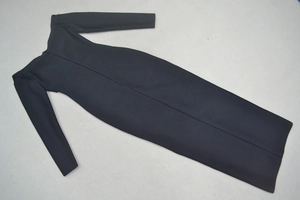 Robe noire à épaules dénudées et manches longues en maille froncée, vue à plat chic