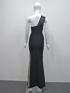 Détail du dos de la robe de soirée noire avec paillettes colorées et bandoulière