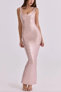 Vue détaillée d'une robe bandage or rose scintillante avec texture métallisée