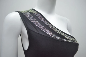 Détail d'une robe noire chic à une épaule avec tulle transparent et strass arc-en-ciel
