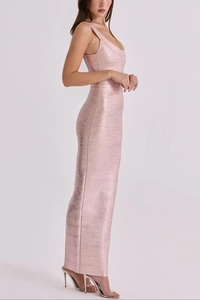 Vue latérale de l'élégante robe moulante or rose avec finition métallique et coupe ajustée
