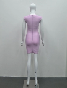 Vue arrière d'une robe bandage lilas montrant la fermeture éclair et la texture