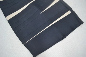Détail d'une robe bandage à rayures noires et blanches montrant la texture en maille