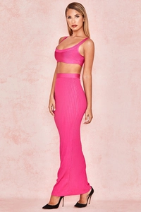 Detail eines fuchsiafarbenen Strick-Crop-Tops und Maxirocks mit feiner Rippstruktur