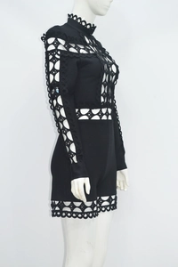 Détail de la combinaison bandage noire avec dentelle ajourée et finitions crochetées
