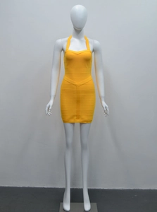 Détail de la robe courte bandage jaune montrant la texture côtelée élastique