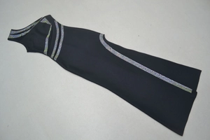 Détail d'une robe noire ajustée avec des strass colorés sur le col et les coutures latérales