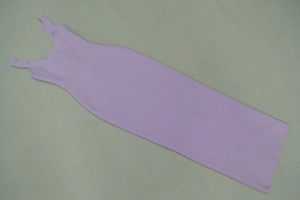 Dettaglio della trama del tessuto dell'abito bandage rosa e dello scollo quadrato