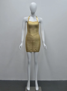 Détail de la mini-robe bandage dorée montrant la texture métallique et le tricot