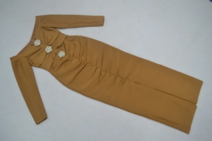 Détail de la robe moutarde à épaules dénudées avec boutons perles et texture plissée