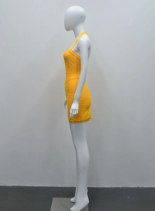 Vue latérale de la robe bandage jaune gingembre moulante avec dos nu et sans manches