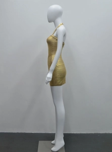 Vue détaillée latérale de la mini robe bandage dorée avec licou et zip invisible