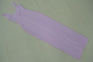 Dettagli dell'abito bandage lavanda con cerniera posteriore e spacco sul retro