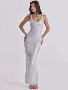 Détail de la robe bandage argentée avec texture métallique et tissu côtelé horizontal
