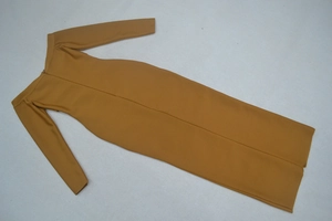 Vue à plat détaillée de la robe jaune gingembre à épaules dénudées et manches longues