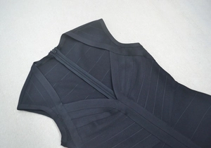 Détail de la robe bandage noire à col en V montrant le tissu élastique et le zip