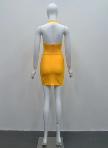 Détail arrière de la mini robe bandage jaune avec col licou et fermeture éclair visible