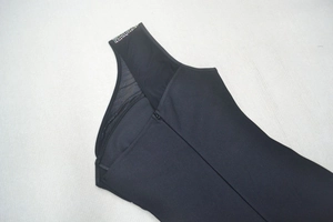 Détails des strass sur l'épaule et panneau en maille sur robe bandage noire asymétrique