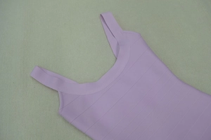 Dettaglio della trama del tessuto e delle cuciture del top a fascia lilla chiaro