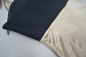 Détail du satin champagne et tricot noir avec une fermeture éclair latérale invisible