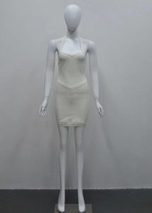 Détail de la robe bandage blanche courte avec col licou et texture en maille côtelée