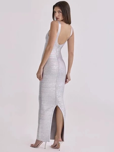 Vue arrière d'une robe bandage argentée avec dos nu en U et fermeture éclair cachée