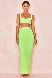 Detail von neongrünem geripptem Strickset bestehend aus Crop Top und figurbetontem Maxirock