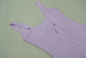 Dettaglio dell'abito bandage rosa chiaro con scollo a U e cerniera posteriore invisibile