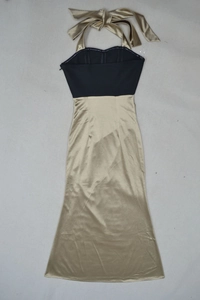 Détail du tissu en satin doré champagne et nœud sur une robe de soirée licou
