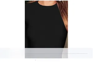 Détail en gros plan de l'encolure ronde élégante sur une robe noire ajustée texturée