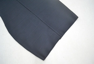 Détail du tissu bandage noir à rayures horizontales et coutures verticales précises