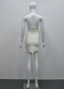 Détail de la fermeture éclair cachée et de la texture bandage de cette robe licou blanche