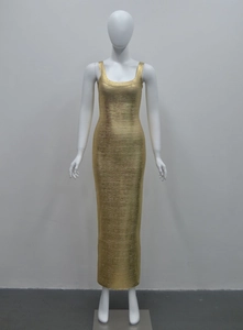 Détails des plis dorés métallisés et texture moulante sur une robe de soirée chic