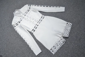 Détail du combishort blanc en dentelle avec col montant et boutons en perles élégants