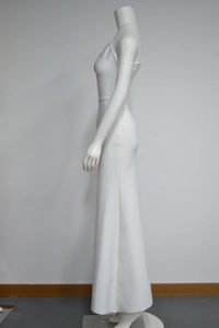 Détail d'une élégante robe longue blanche à une épaule avec strass brillants au décolleté