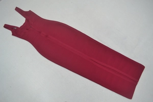 Dettaglio vestito bandage bordeaux con scollo quadrato e zip posteriore centrale