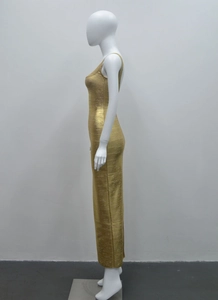 Détail de la robe bandage dorée dos nu élégante avec éclat métallique et coupe ajustée