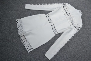 Détail de l'ensemble combishort blanc à manches longues avec bordure en dentelle ajourée