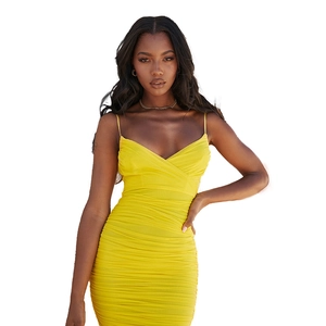 Détail de robe moulante jaune montrant le tissu froncé et le col en V croisé