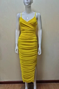 Détail d'une robe midi jaune vif à fines bretelles et design plissé ajusté