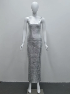 Détail de la robe de soirée argentée montrant la texture métallique et le motif du tissu