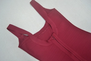 Dettaglio dell'abito bandage bordeaux con scollo a U, spalline larghe e zip invisibile